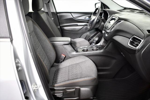 Photo of 2022 Silver Ice Metallic Chevrolet Equinox