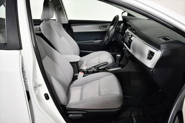 Photo of 2014 Super White Toyota Corolla