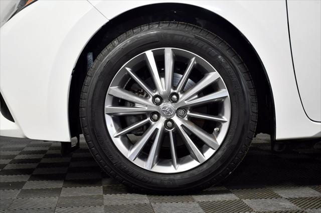 Photo of 2014 Super White Toyota Corolla