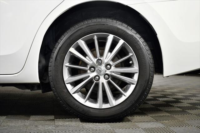 Photo of 2014 Super White Toyota Corolla