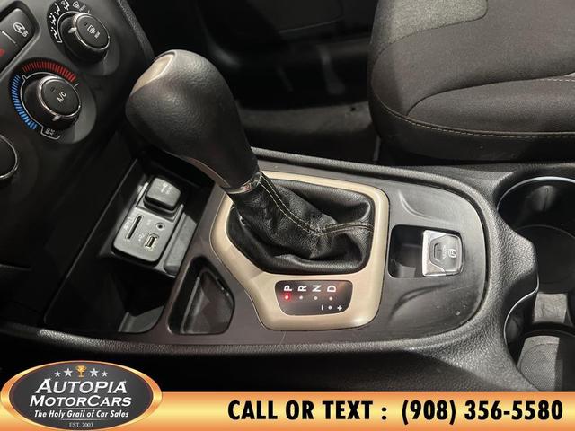 Photo of 2017 Bright White Clearcoat Jeep Cherokee