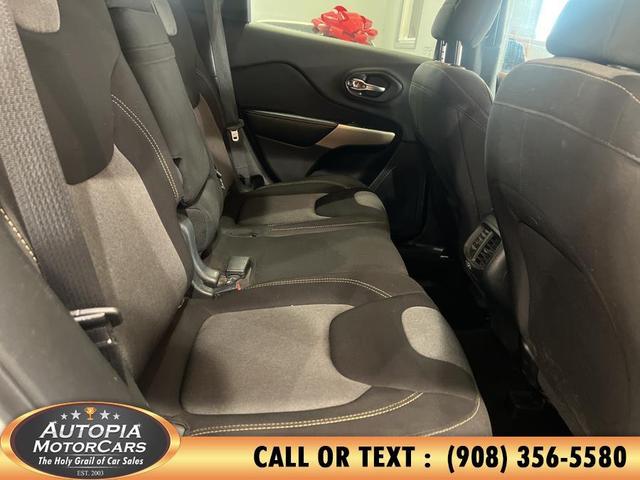 Photo of 2017 Bright White Clearcoat Jeep Cherokee