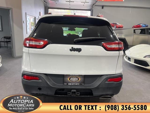 Photo of 2017 Bright White Clearcoat Jeep Cherokee