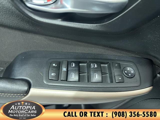 Photo of 2017 Bright White Clearcoat Jeep Cherokee