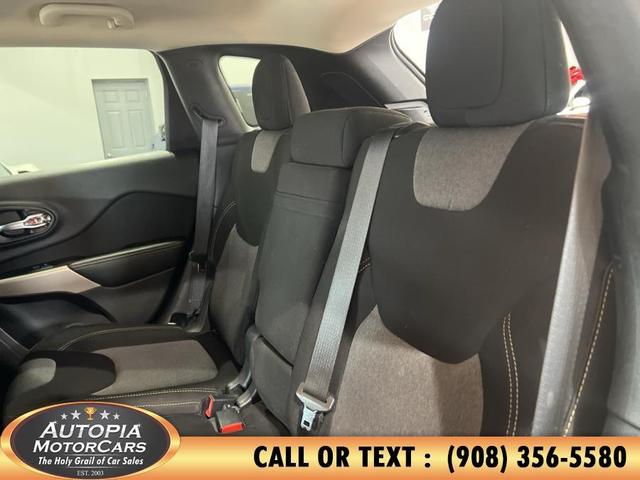 Photo of 2017 Bright White Clearcoat Jeep Cherokee