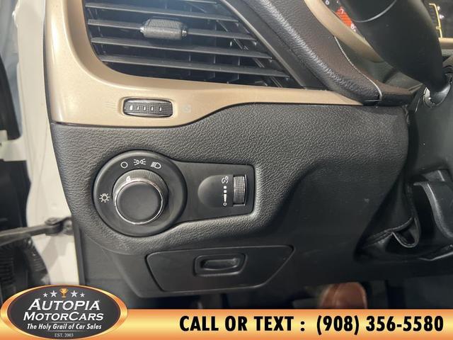 Photo of 2017 Bright White Clearcoat Jeep Cherokee