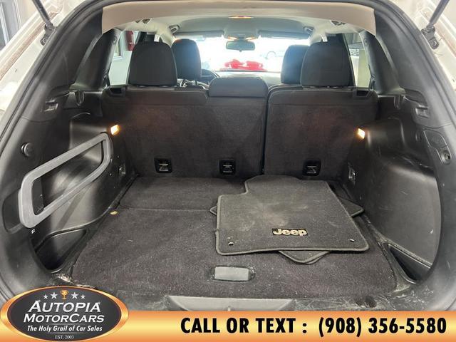 Photo of 2017 Bright White Clearcoat Jeep Cherokee