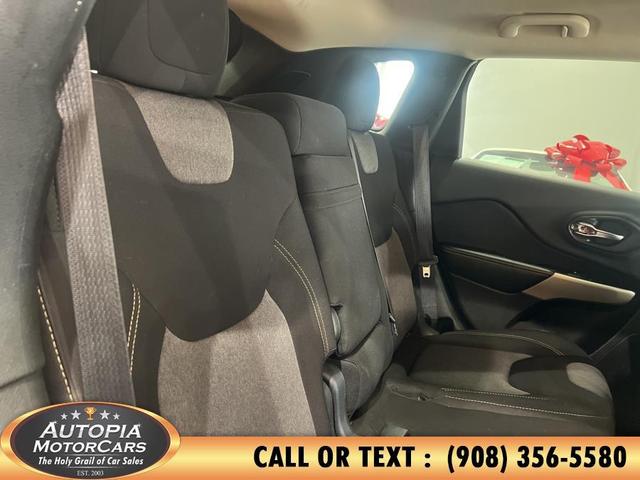 Photo of 2017 Bright White Clearcoat Jeep Cherokee