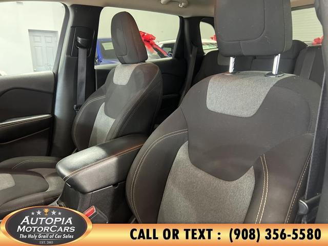 Photo of 2017 Bright White Clearcoat Jeep Cherokee