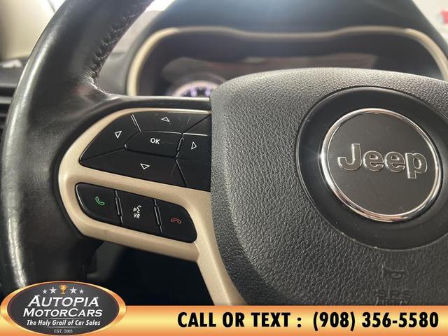 Photo of 2017 Bright White Clearcoat Jeep Cherokee