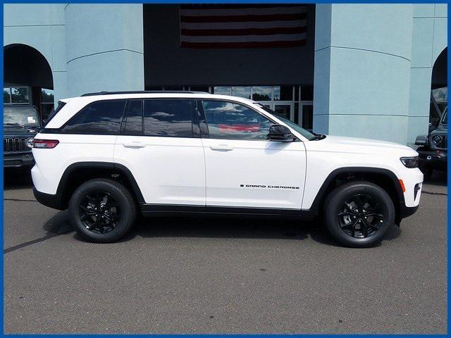 Photo of 2025 Bright White Clearcoat Jeep Grand Cherokee