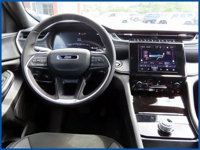 Photo of 2025 Bright White Clearcoat Jeep Grand Cherokee