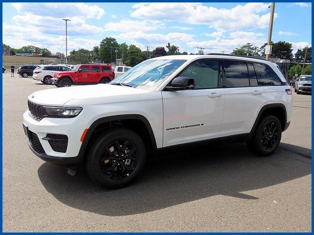 Photo of 2025 Bright White Clearcoat Jeep Grand Cherokee