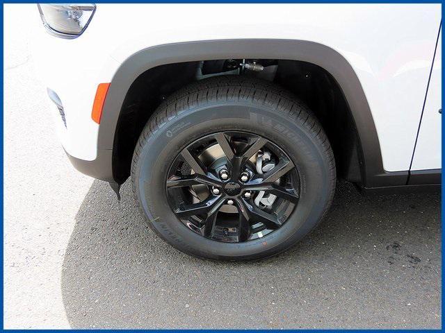 Photo of 2025 Bright White Clearcoat Jeep Grand Cherokee