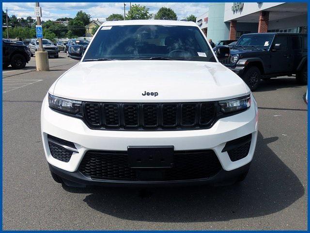 Photo of 2025 Bright White Clearcoat Jeep Grand Cherokee