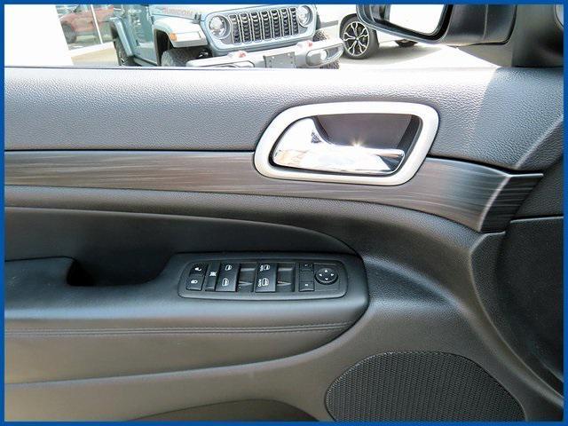 Photo of 2022 Bright White Clearcoat Jeep Grand Cherokee