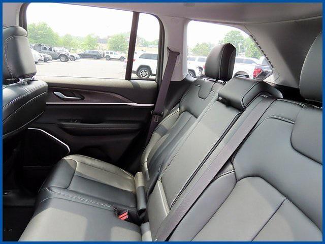 Photo of 2022 Bright White Clearcoat Jeep Grand Cherokee