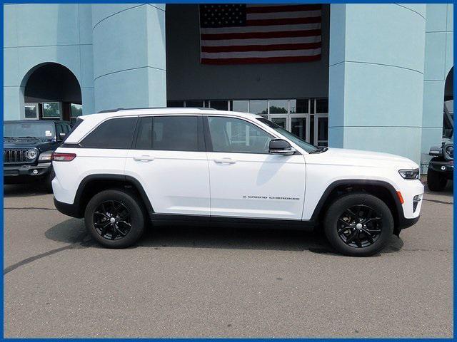 Photo of 2022 Bright White Clearcoat Jeep Grand Cherokee