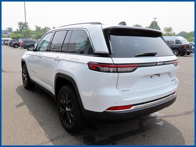 Photo of 2022 Bright White Clearcoat Jeep Grand Cherokee
