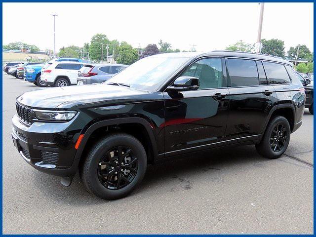 Photo of 2025 Diamond Black Crystal Pearlcoat Jeep Grand Cherokee L