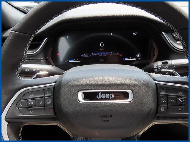 Photo of 2025 Diamond Black Crystal Pearlcoat Jeep Grand Cherokee L
