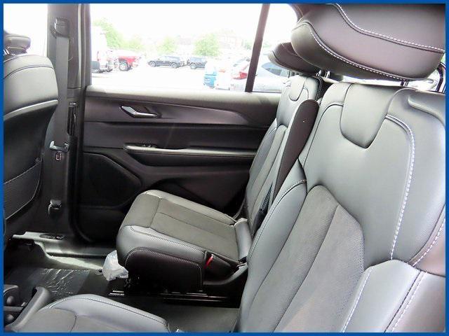 Photo of 2025 Diamond Black Crystal Pearlcoat Jeep Grand Cherokee L