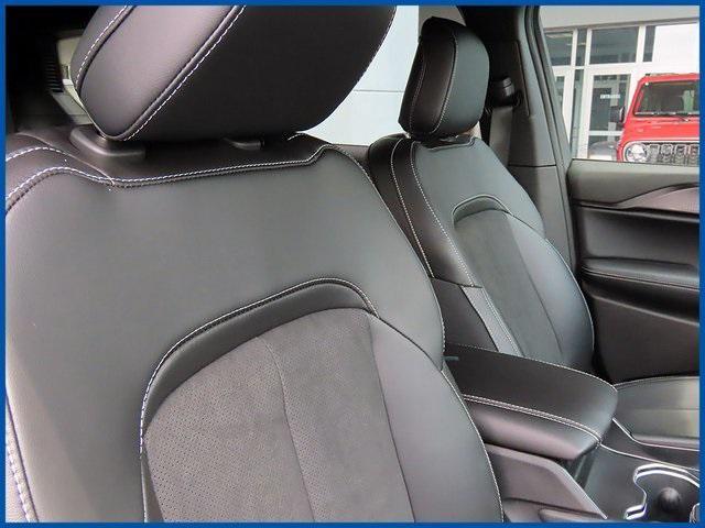 Photo of 2025 Diamond Black Crystal Pearlcoat Jeep Grand Cherokee L