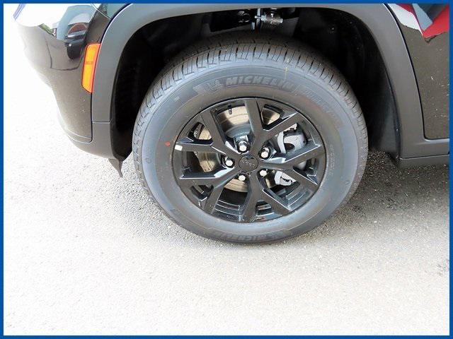 Photo of 2025 Diamond Black Crystal Pearlcoat Jeep Grand Cherokee L