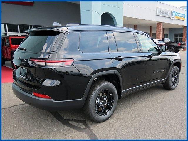 Photo of 2025 Diamond Black Crystal Pearlcoat Jeep Grand Cherokee L