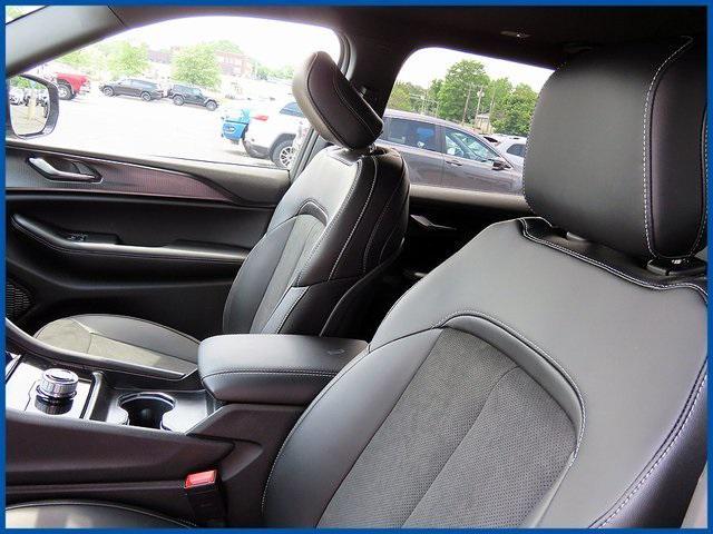 Photo of 2025 Diamond Black Crystal Pearlcoat Jeep Grand Cherokee L
