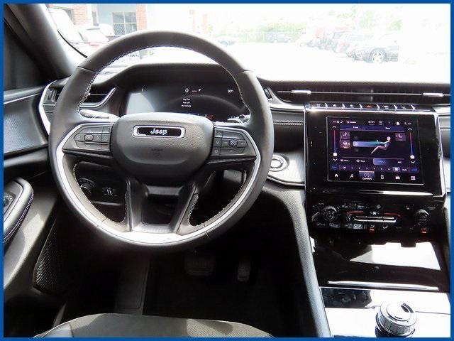 Photo of 2025 Diamond Black Crystal Pearlcoat Jeep Grand Cherokee L