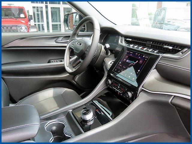 Photo of 2025 Diamond Black Crystal Pearlcoat Jeep Grand Cherokee L
