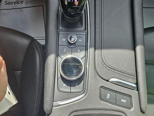 Photo of 2023 Crystal White Tricoat Cadillac XT6