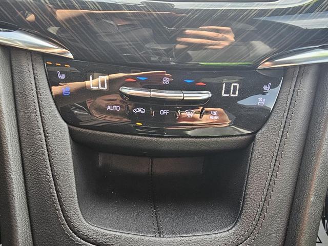 Photo of 2023 Crystal White Tricoat Cadillac XT6