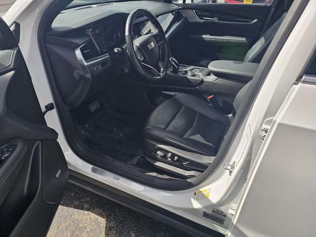 Photo of 2023 Crystal White Tricoat Cadillac XT6