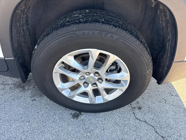 Photo of 2023 Summit White Chevrolet Traverse