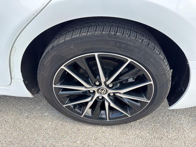 Photo of 2021 Super White Toyota Camry