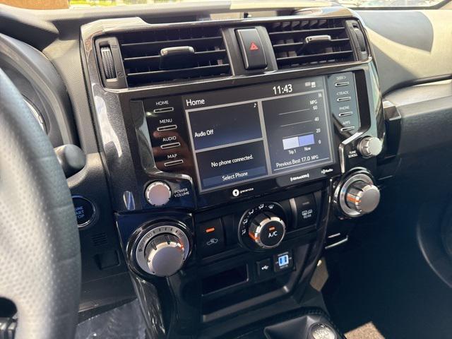 Photo of 2022 White Toyota 4Runner