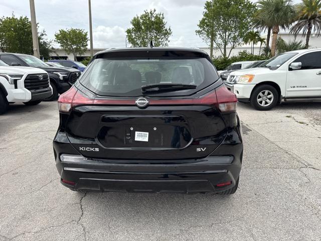 Photo of 2024 Super Black Nissan Kicks