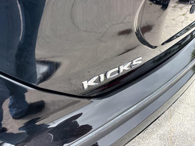Photo of 2024 Super Black Nissan Kicks