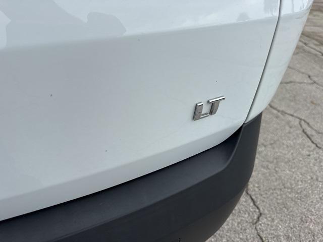Photo of 2023 Summit White Chevrolet Traverse