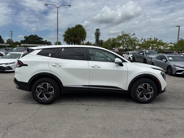 Photo of 2024 Snow White Pearl Kia Sportage