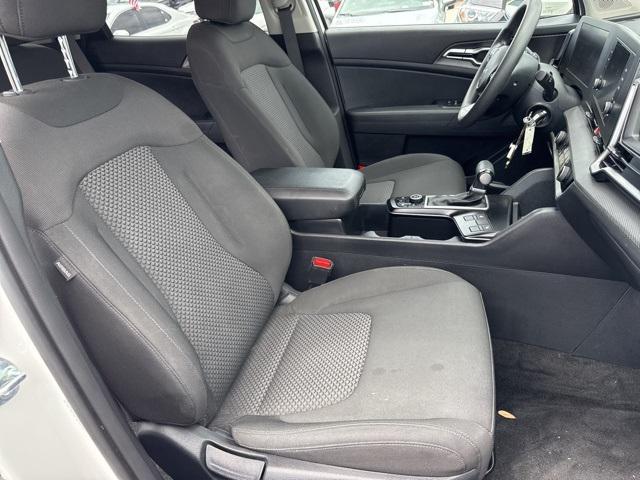 Photo of 2024 Snow White Pearl Kia Sportage
