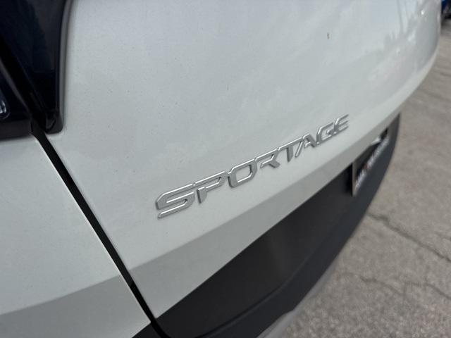 Photo of 2024 Snow White Pearl Kia Sportage