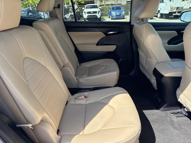 Photo of 2023 Pearl Toyota Highlander Hybrid
