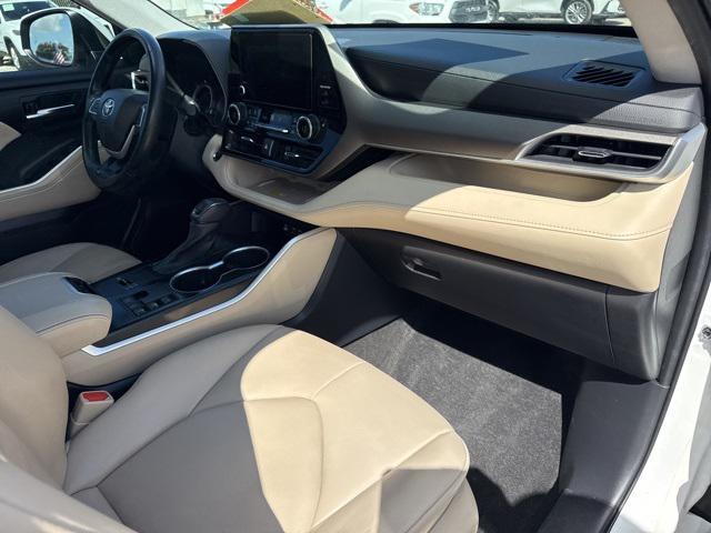 Photo of 2023 Pearl Toyota Highlander Hybrid