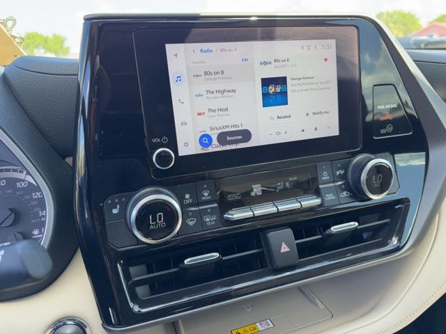 Photo of 2023 Pearl Toyota Highlander Hybrid