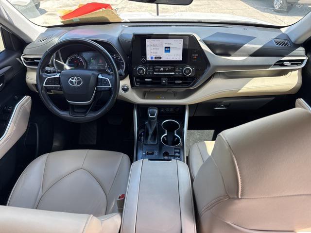 Photo of 2023 Pearl Toyota Highlander Hybrid