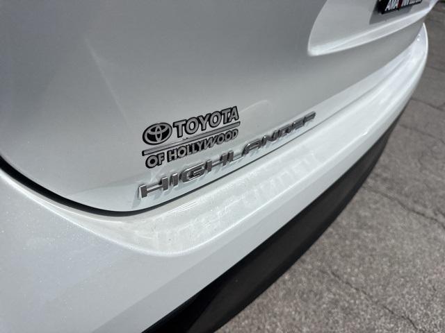 Photo of 2023 Pearl Toyota Highlander Hybrid