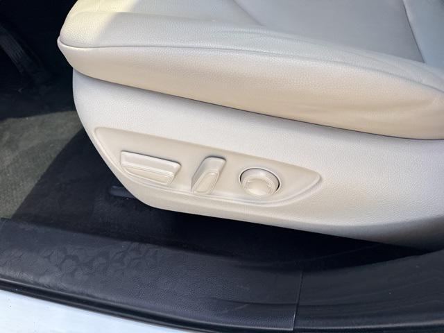 Photo of 2023 Pearl Toyota Highlander Hybrid